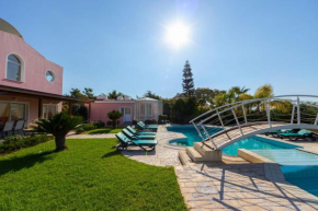 Villa Coral Bay View, walking distance to the beach!